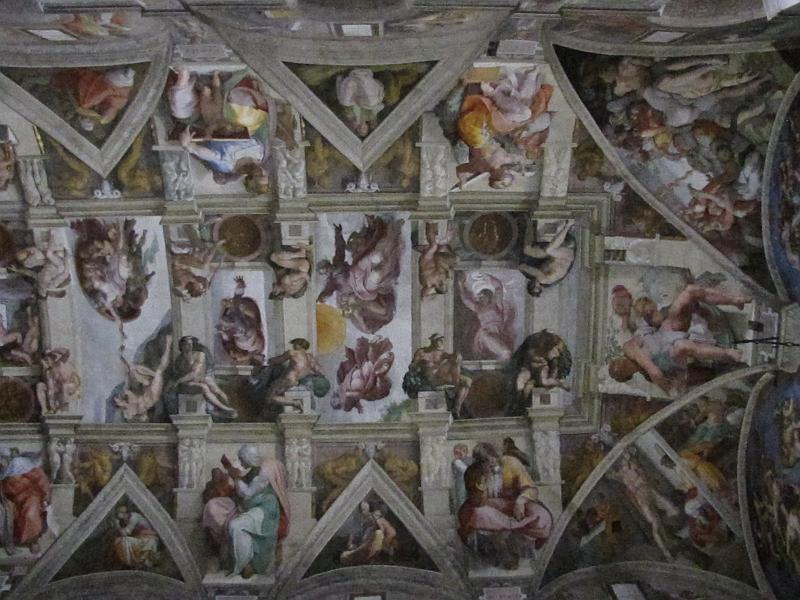 sixtijnse kapel_plafond.jpg - De Sixtijnse kapel. De foto is een overzicht van een deel van het plafond. De kapel werd gebouwd voor paus Sixtus IV. Oorspronkelijk waren alleen de muren beschilderd, en was het plafond blauw. Paus Julius II gaf Michelangelo echter de opdracht om fresco's aan te brengen op het plafond en later ook op de wand achter het altaar.